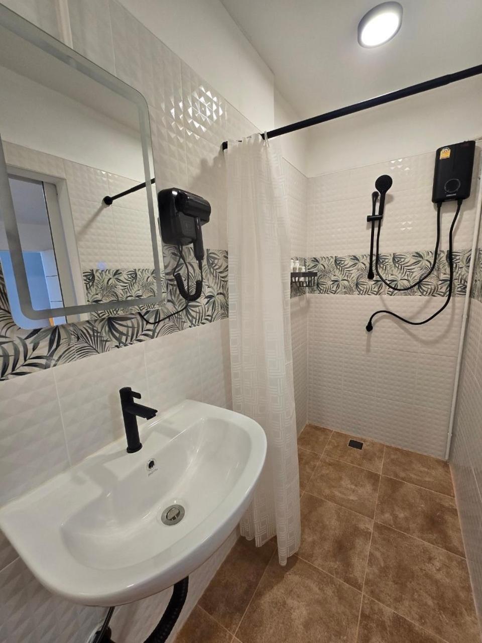 The Oasis Inn HHQ Zewnętrze zdjęcie