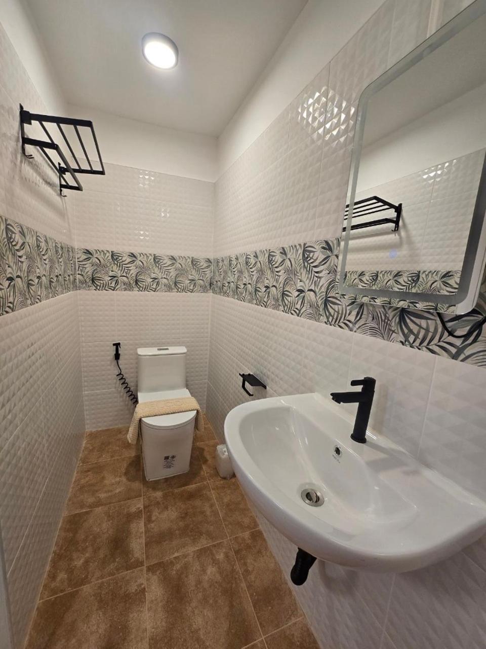 The Oasis Inn HHQ Zewnętrze zdjęcie